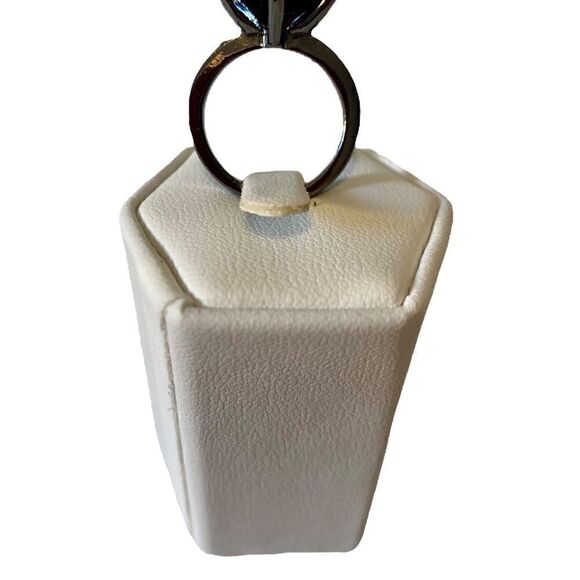 Beautiful Purple Stone Solitaire w/ 3 smaller stones on each side. - Picture 5 of 5